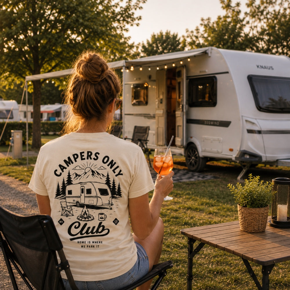 Campers Only Club - Damen Camping T-Shirt - Wohnwagen