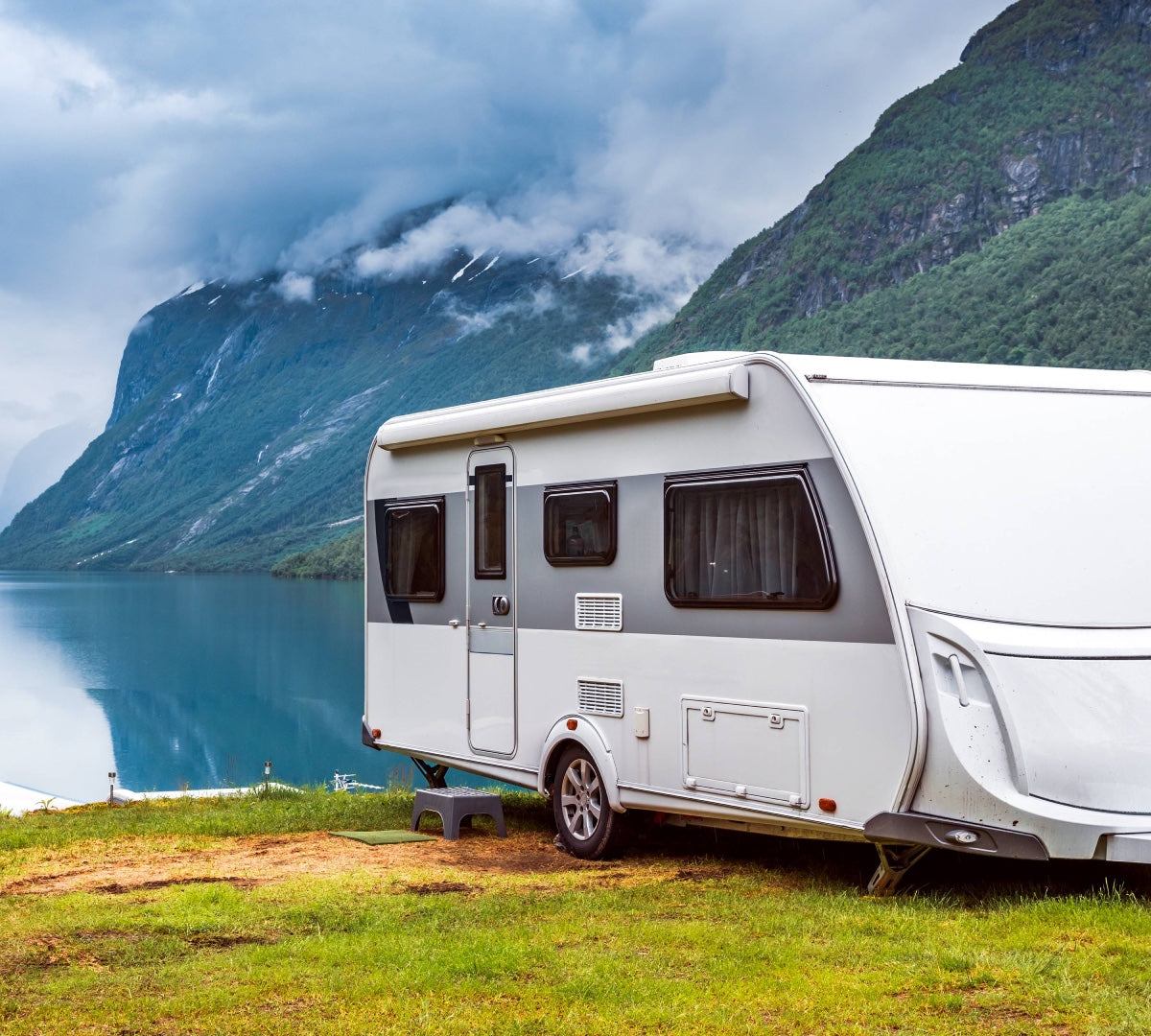 Wohnwagen am See in der Natur – Camping Landschaft