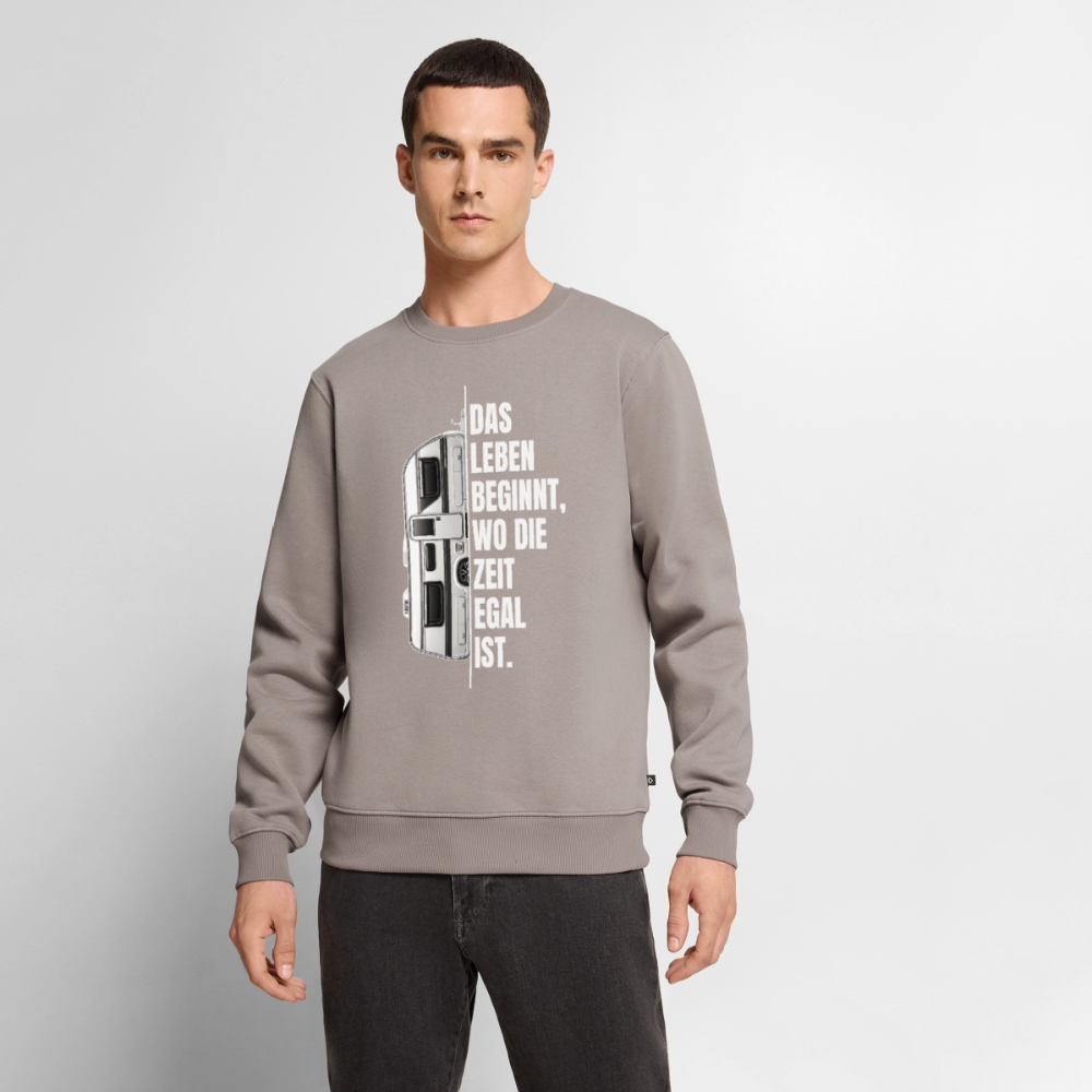 Camping ist Zeitlos - Herren Camping Sweatshirt - Wohnwagen - Taupe