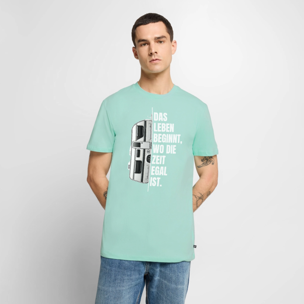 Camping ist Zeitlos - Herren Camping T-Shirt - Wohnwagen - Mint 
