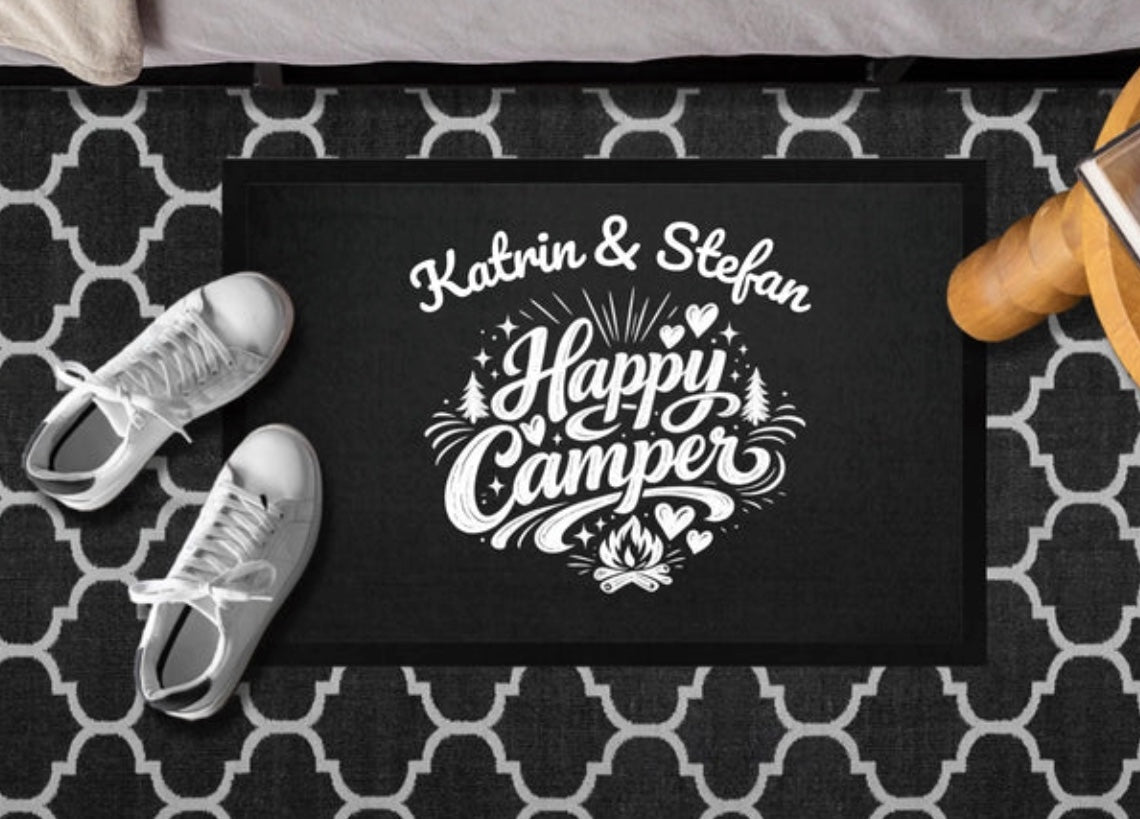 Happy Camper Fußmatte vor dem Vorzelt
