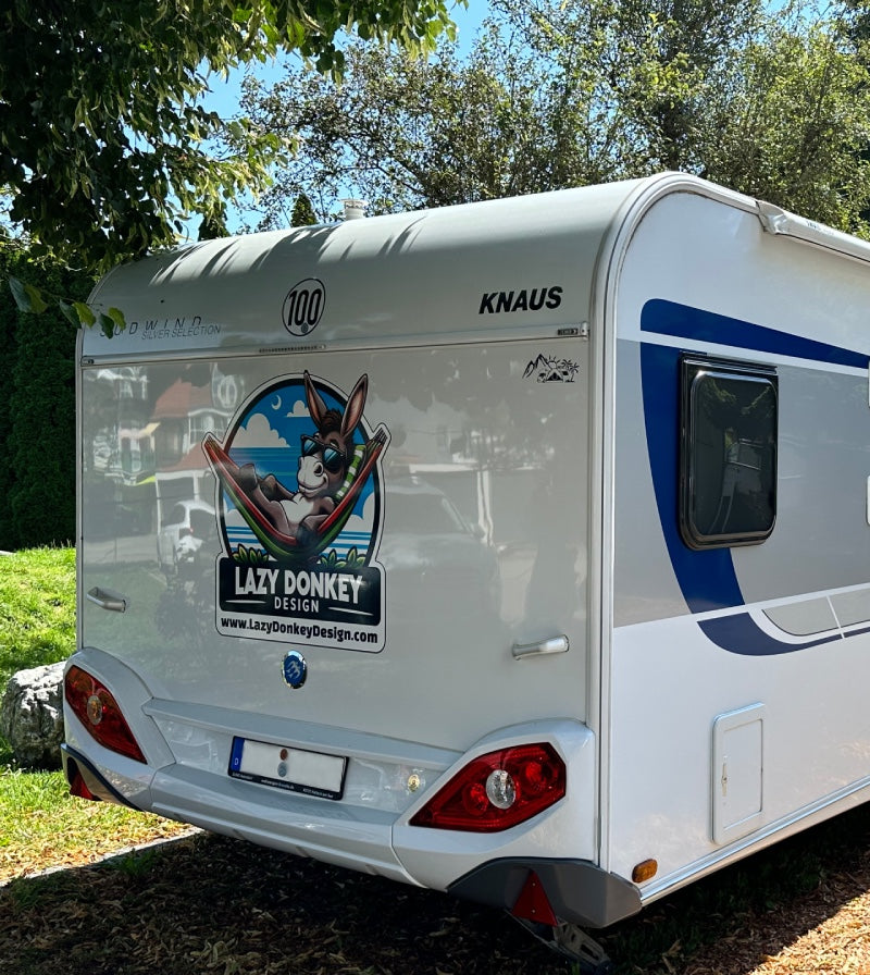 Wohnwagen mit LazyDonkeyDesign Aufkleber auf dem Campingplatz