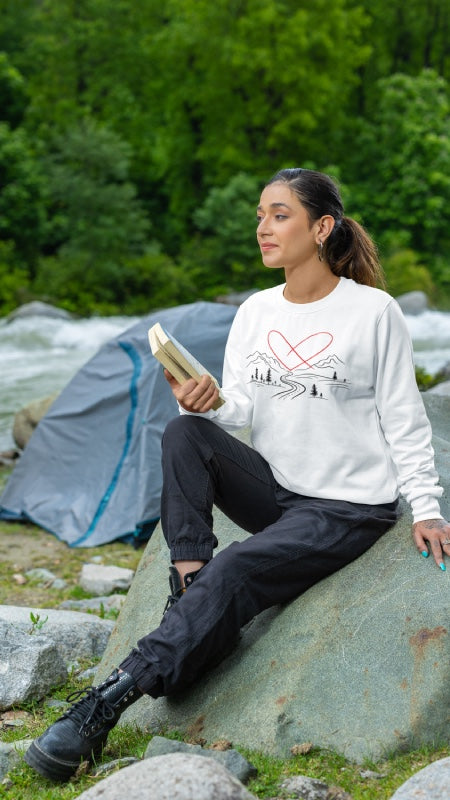 Frau mit Camping Sweatshirt auf dem Campingplatz